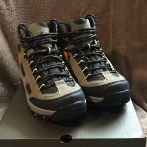New in box Boys Denali tall hiking boots size 6